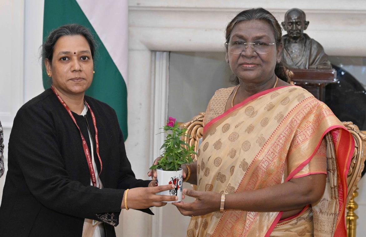 दिल्ली में मतदान आज :- मतदानकर्मी बूथों पर  पहुंचे ,सीईओ राष्ट्रपति से मिलीं। 