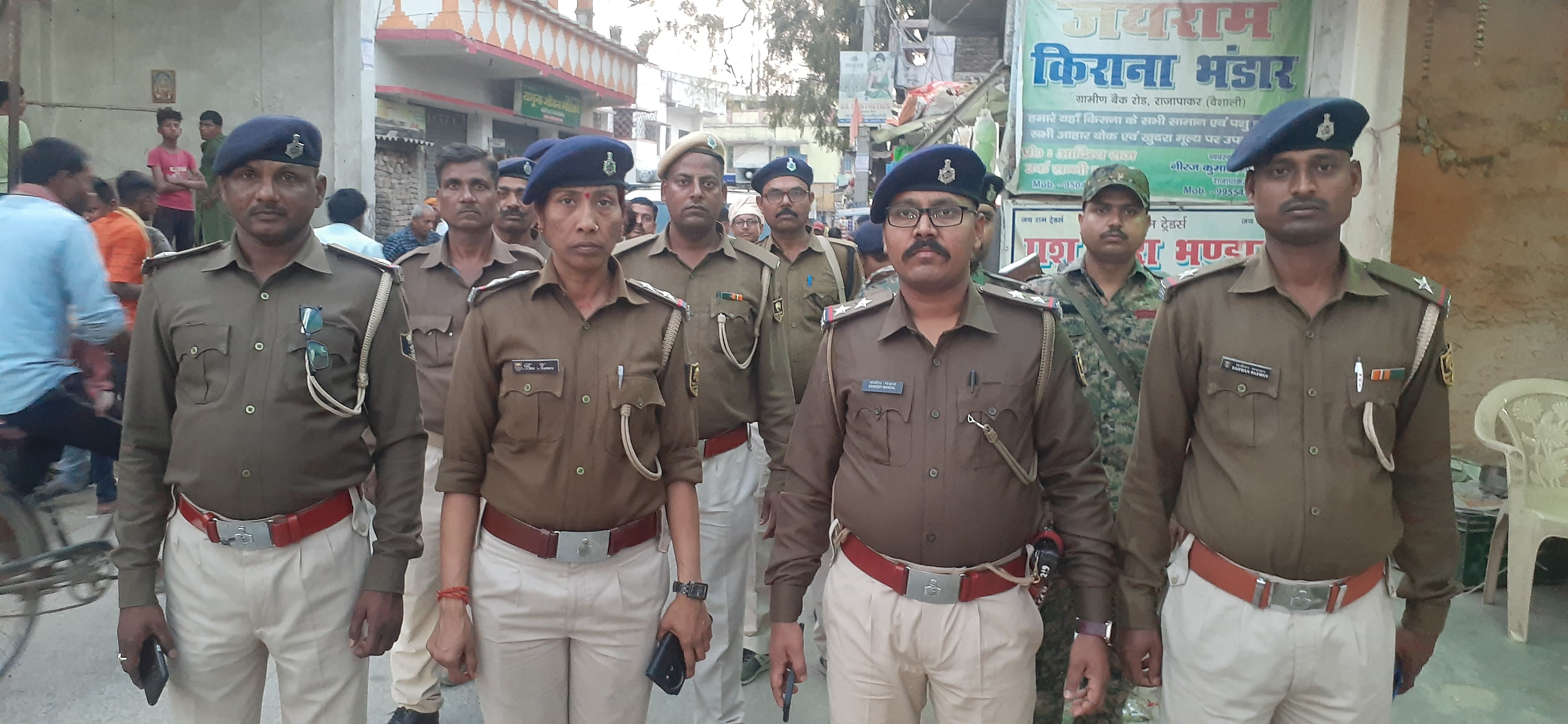 राजापाकर-- थाना अध्यक्ष वीणा  कुमारी द्वारा थाना क्षेत्र में होली पर्व शांतिपूर्ण मानने को ले फ्लैग मार्च निकाला गया.।