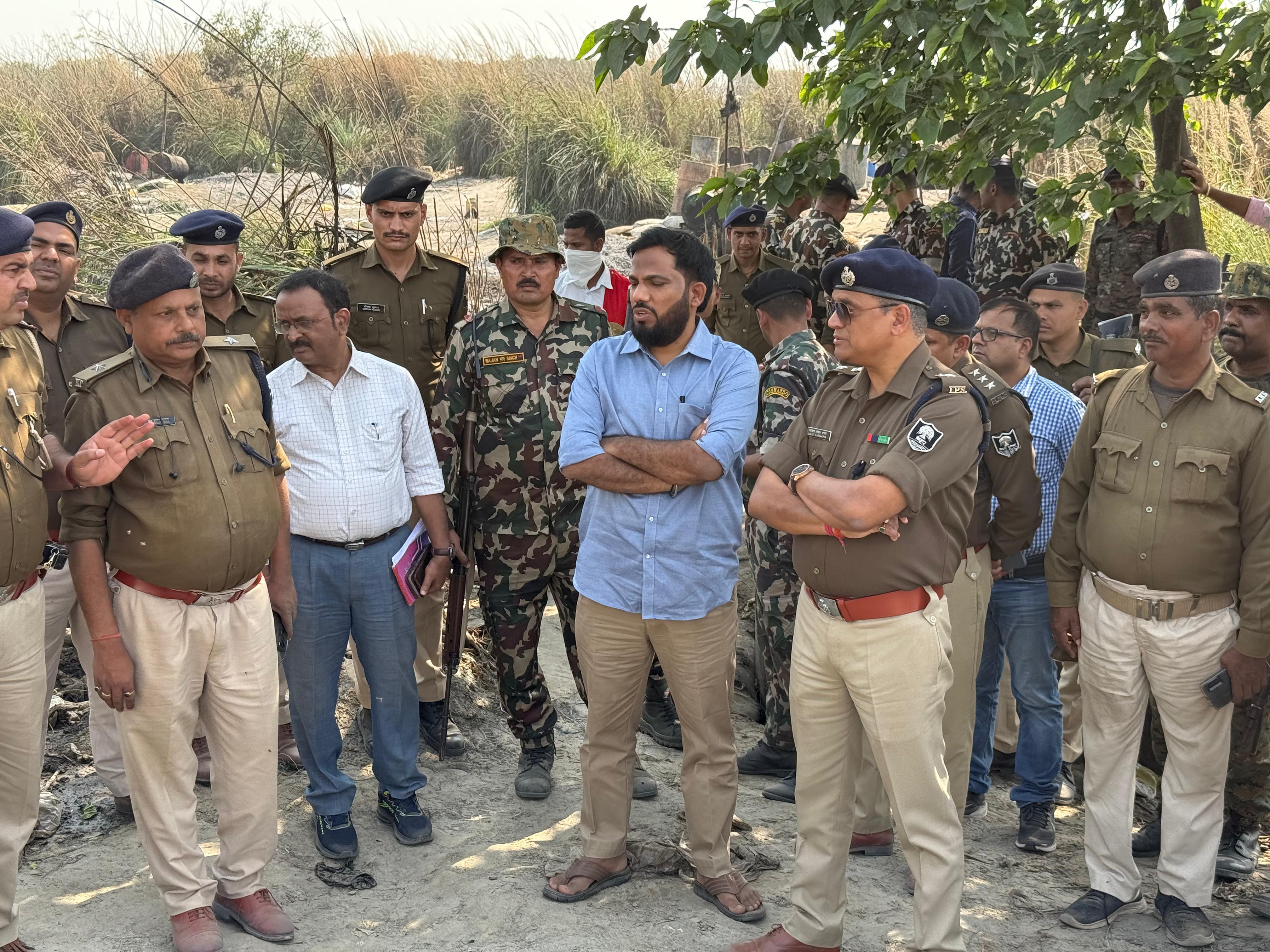 डीएम यशपाल मीणा ,एसपी ललित मोहन शर्मा ने खुद किया छापेमारी ,शराब के विरुद्ध बड़ी कारबाई