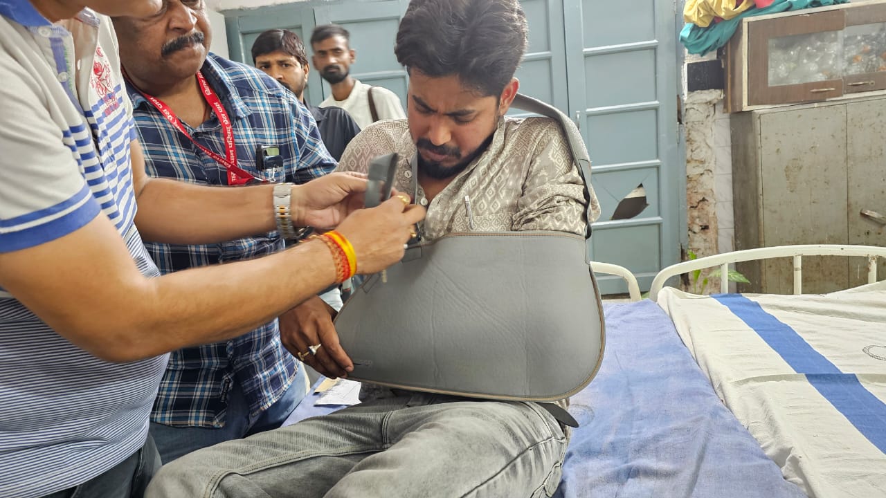 उपद्रवी छात्रों ने न्यूज़ कवरेज कर रहे पत्रकार का हाथ तोड़ा ।पांच गिरफ्तार