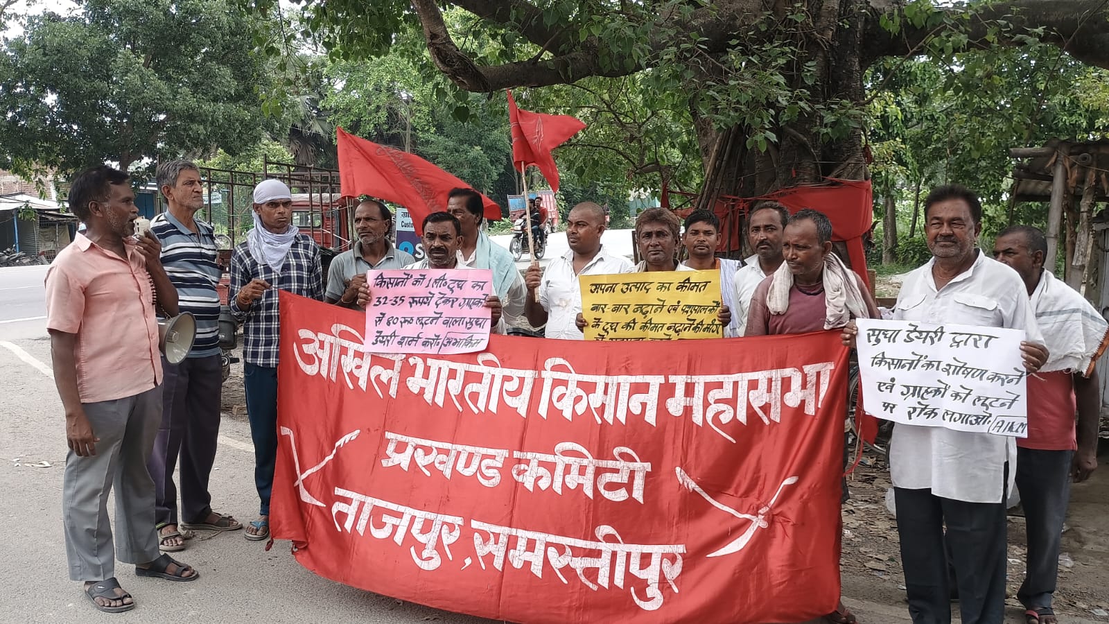 *सुधा डेयरी द्वारा किसानों का शोषण एवं ग्राहकों को लूटने के खिलाफ किसानों ने जुलूस निकालकर सभा किया* 