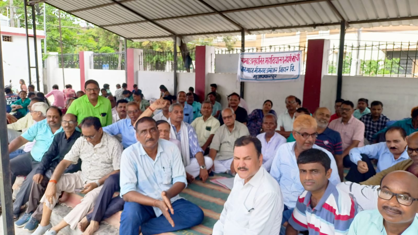 संबद्ध अनुदानित महाविद्यालय संघर्ष मोर्चा के तत्वावधान में विश्वविद्यालय धरना स्थल पर आंदोलन शुरु 