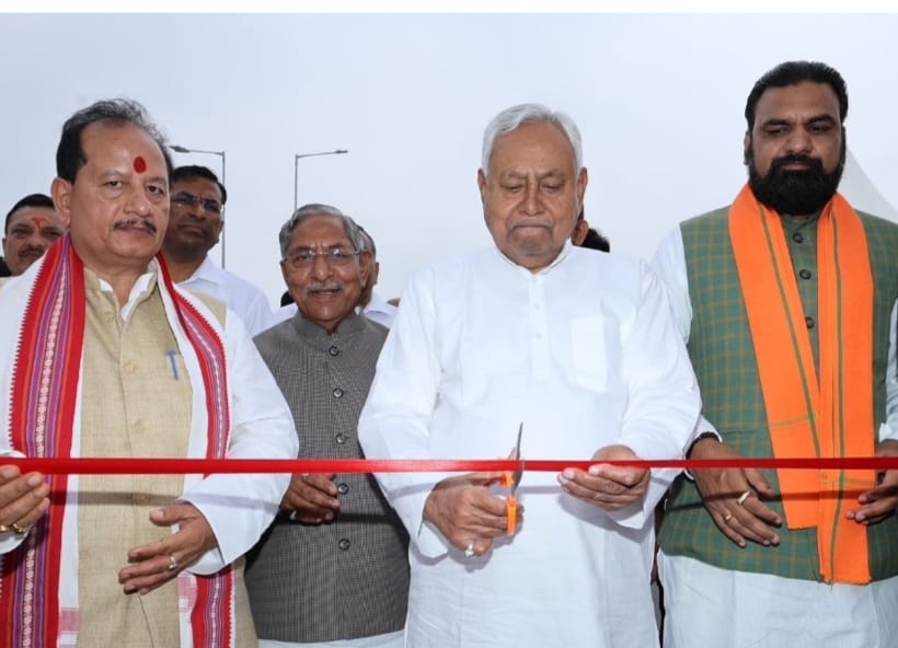 मुख्यमंत्री नीतीश कुमार ने आज गंगा नदी पर बने कच्ची दरगाह बिदुपुर सिक्स लेन पुल का लोकार्पण किया