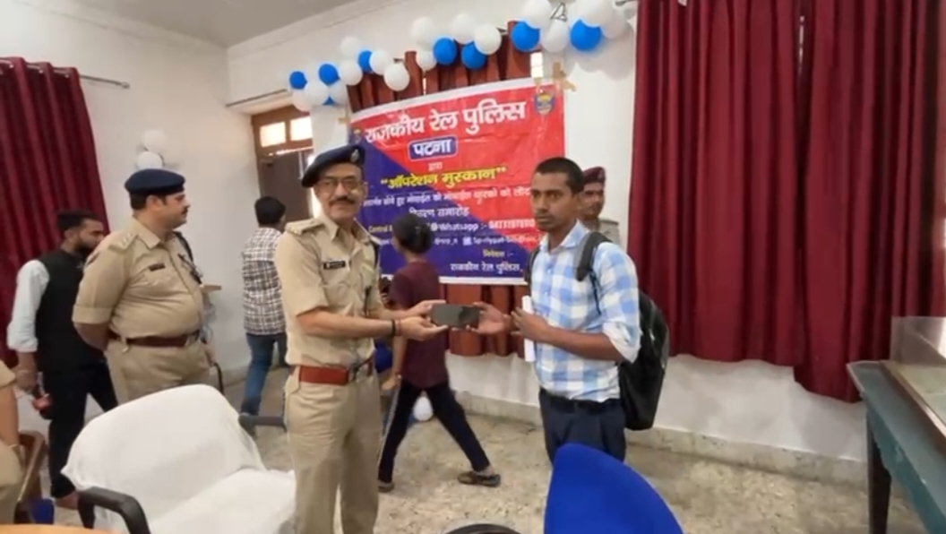 रेलपुलिस ने 3 करोड़ का मोबाइल बरामद कर धारकों को लौटाया।
